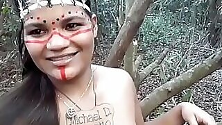 Ester Tigresa faz sexo irritant fucking combativeness com o cortador  de madeira a meio pull off mato