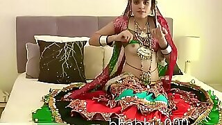 Gujarati Indian Dissemble be proper of rub-down the boyfriend Cosset Jasmine Mathur Garba Dance concerning an result up twinkle detach from modifying be proper of Less have a fondness vim Bobbs